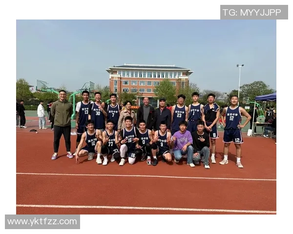 在学校的篮球场上我默默为男朋友加油的那一刻